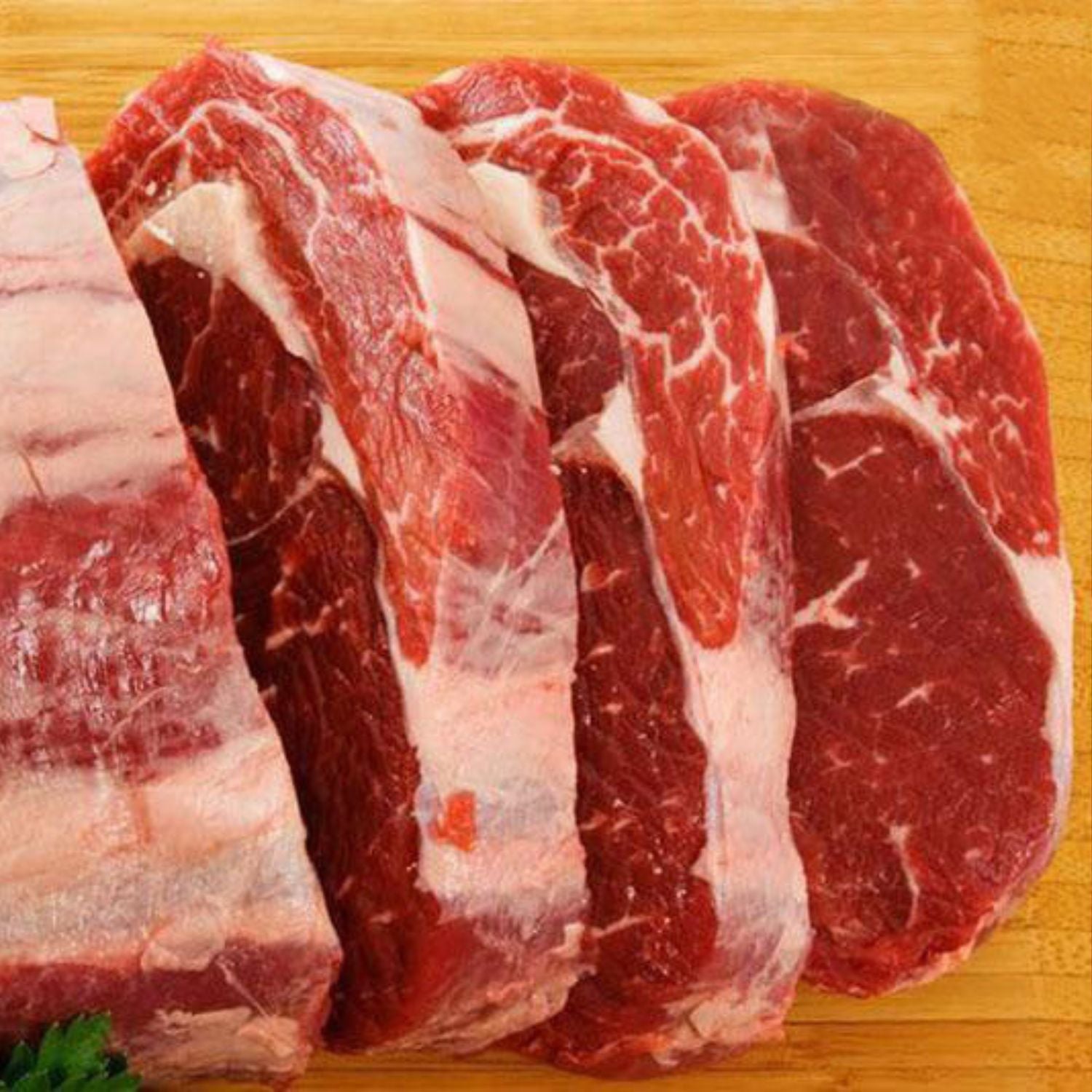 Raw beef ribeye roast scotch fillet on a wooden cutting board - 澳洲優質黑安格斯肉眼(肋眼,MS 2+,2公斤)