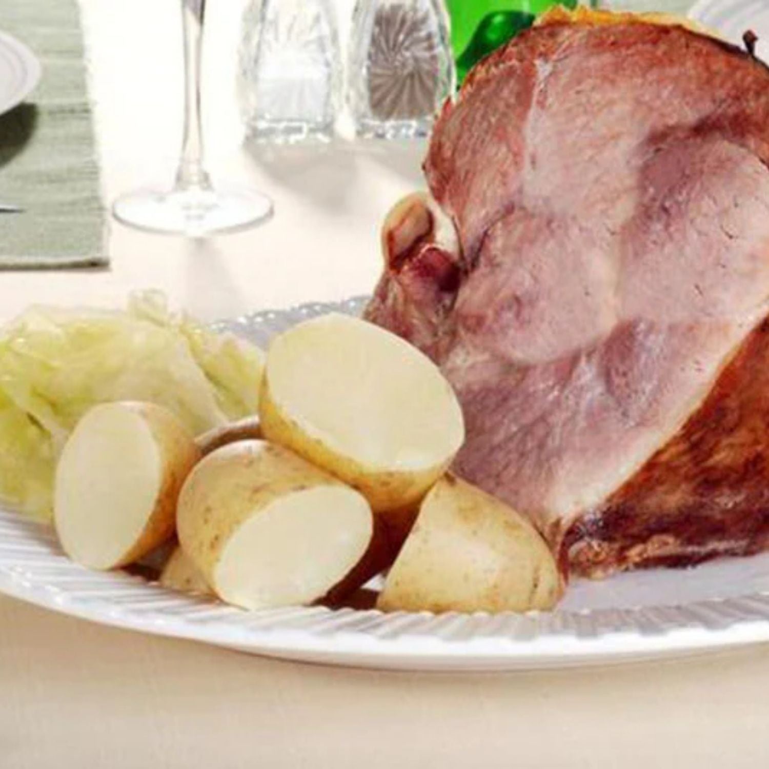 Roasted pork collar with sliced potatoes on a plate, set against a neutral background. - 歐盟無激素梅花肉(肩膀)(2公斤)|九五折