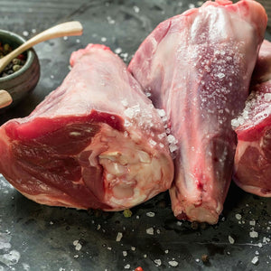 Raw lamb hind shanks with salt on a dark surface - 紐西蘭優質草飼連骨羊後小腿
