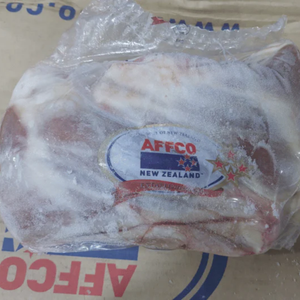 Frozen lamb hindshank package with AFFCO New Zealand label on a cardboard box background - 紐西蘭優質草飼連骨羊後小腿