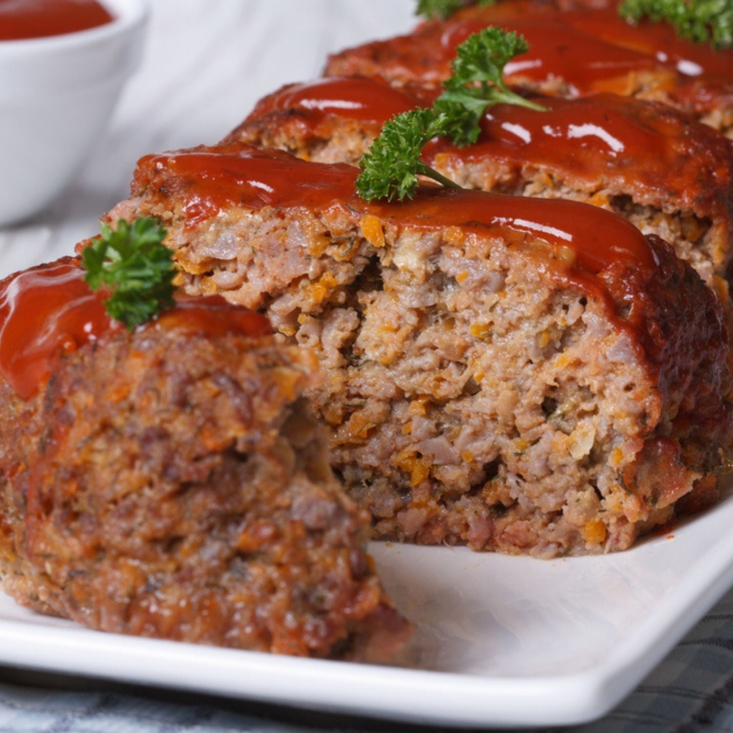 Sliced meatloaf with ketchup on a white plate - 紐西蘭優質草飼瘦免治牛肉（〜85％VL，500克）