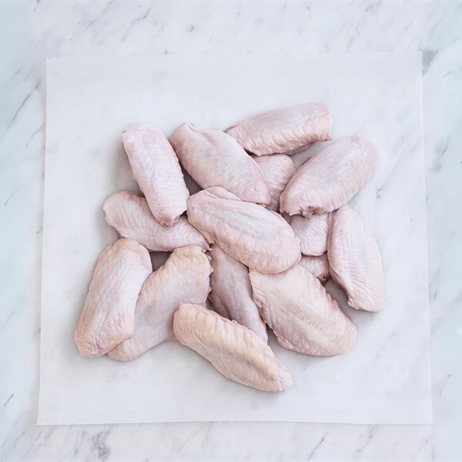Raw chicken wings on a marble surface - 批發價澳洲無激素雞中翼(400克)|買二十送六